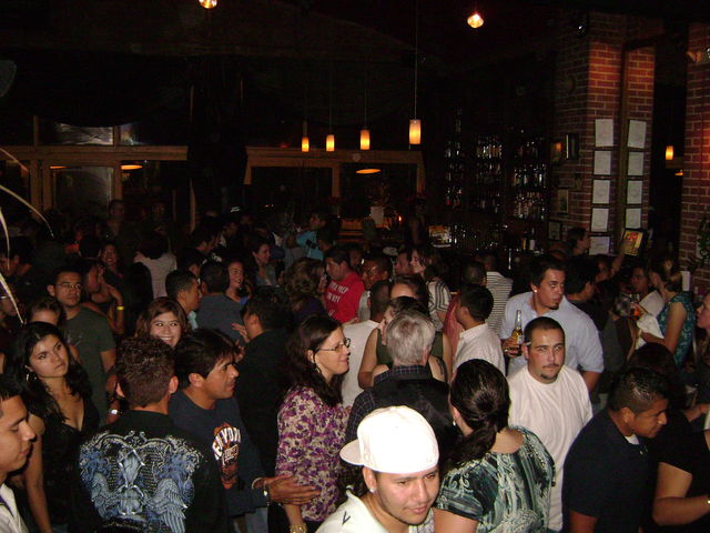 lleno total
la gente bailaba en la calle por que no cabia
